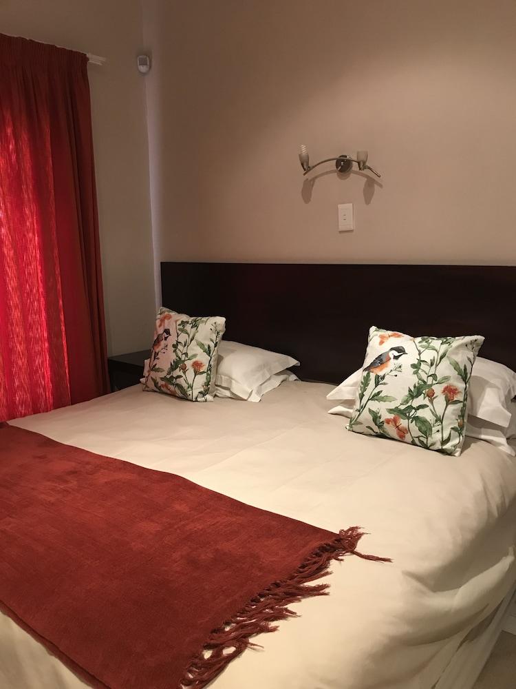 VJ's Guesthouse and Restaurant