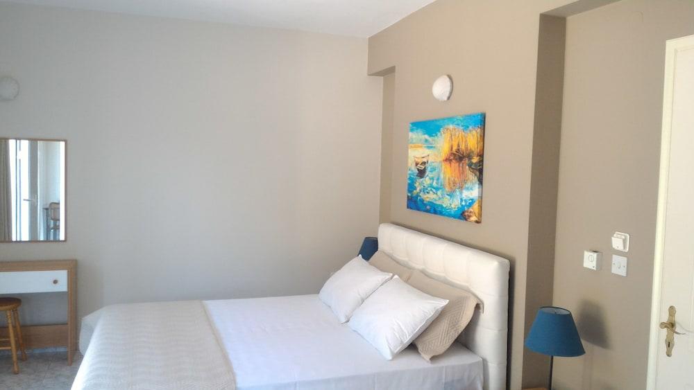 Pessada Bay Studios and Apartments