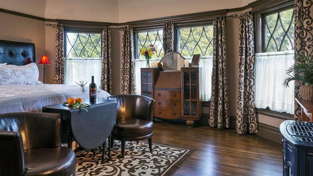 Cabernet House, An Old World Inn