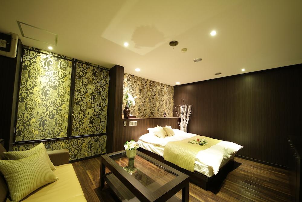 MINT Premium - Adults Only