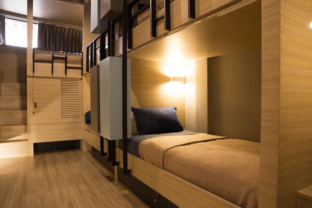 Bed Box Khaosarn Hostel
