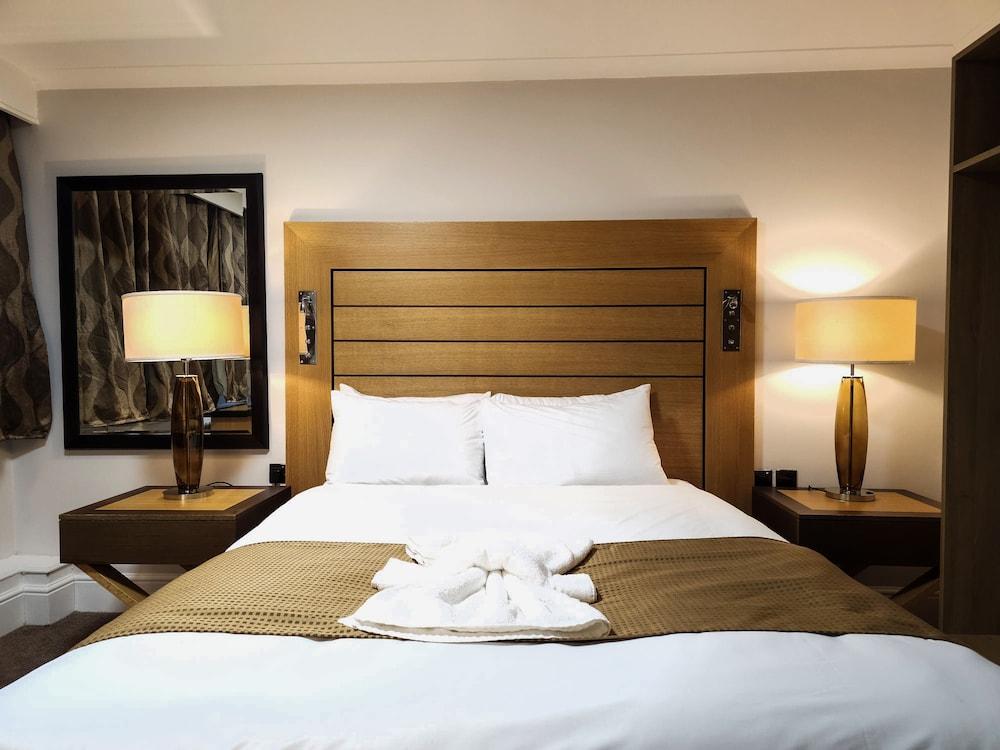 Crown Hotel - Stone (Near Stoke-On-Trent) by OYO