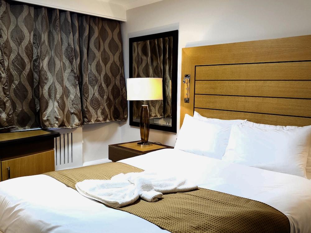 Crown Hotel - Stone (Near Stoke-On-Trent) by OYO