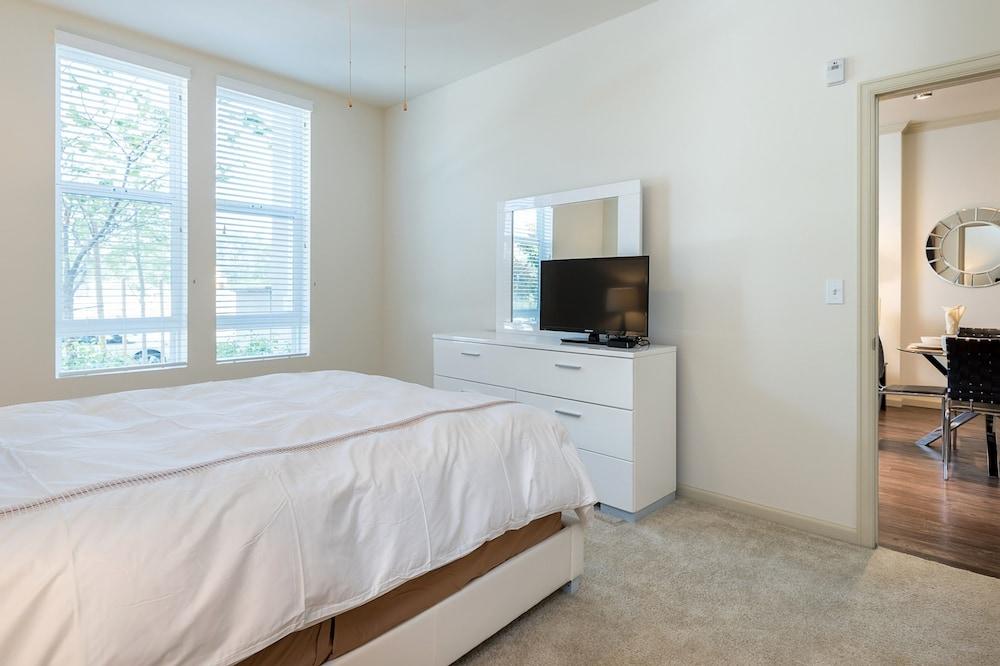 Global Luxury Suites Baypointe Station