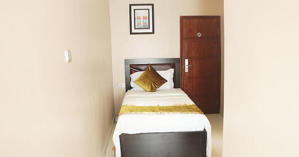 Rightgate Hotel & Suites