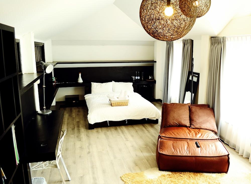 Early Bird Bed & Breakfast - Adults Only