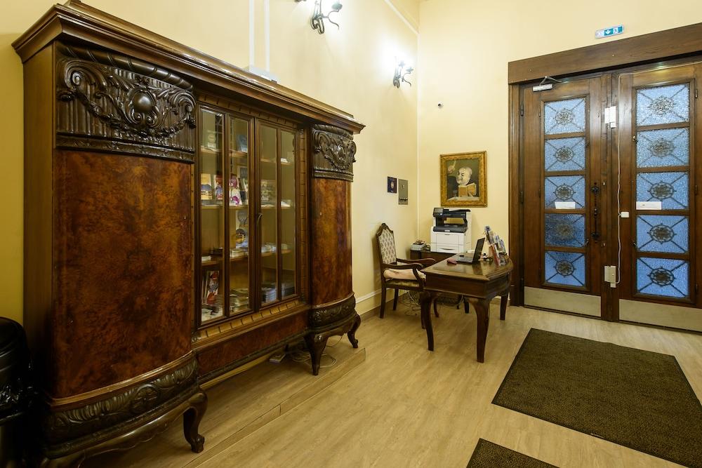 Karoly Corner Residences