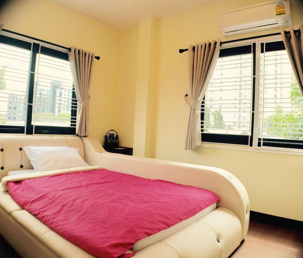 4 Bedroom House at Skytrain