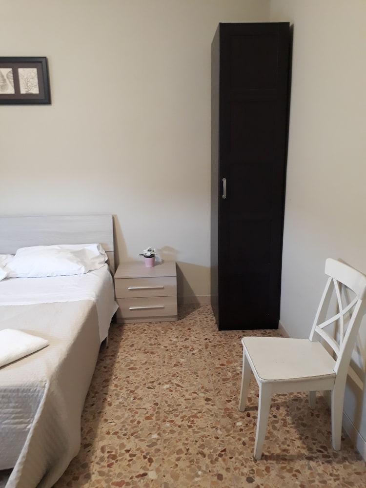 48 airport budget rooms