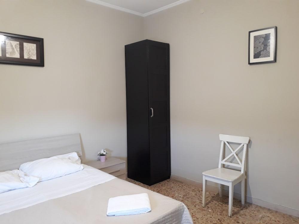 48 airport budget rooms