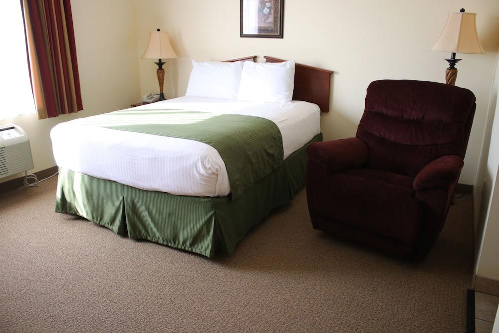 Edgewood Hotel & Suites