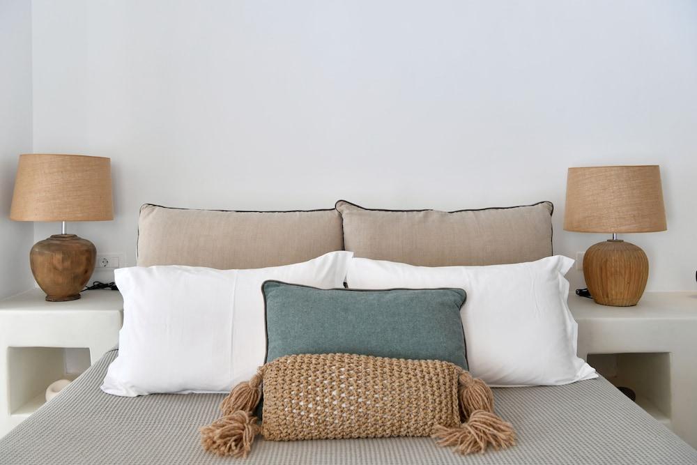 Thiro Villas Santorini