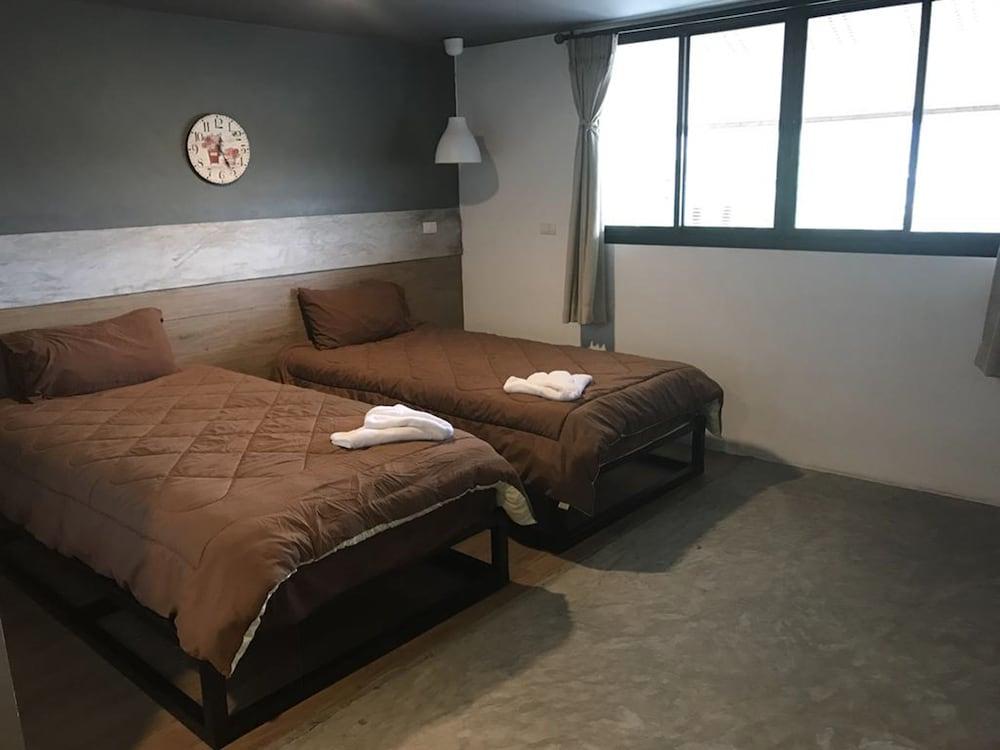 Takuapa Station Hotel