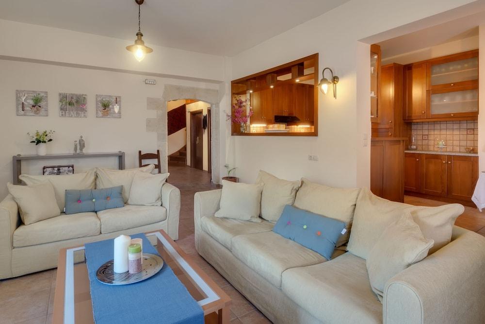 Traditional Ioannis Cottage...luxurious & Rustic With Ecological Heated Pool !!!