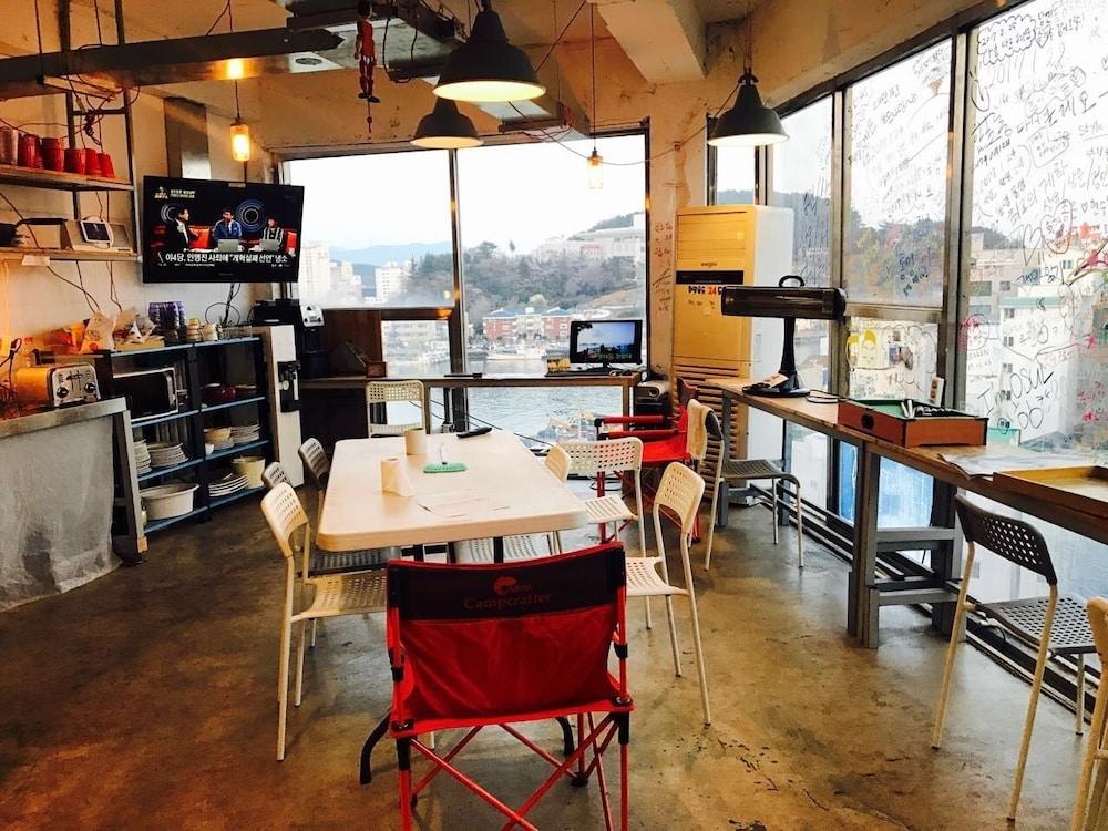 Life Guesthouse - Hostel