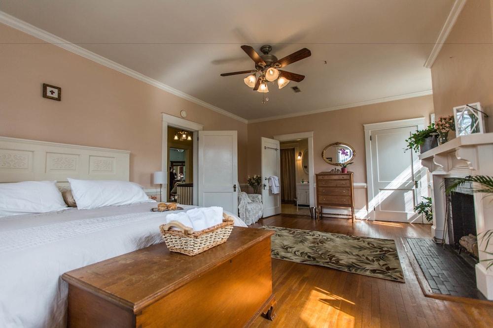 Garden Oasis Near Downtown