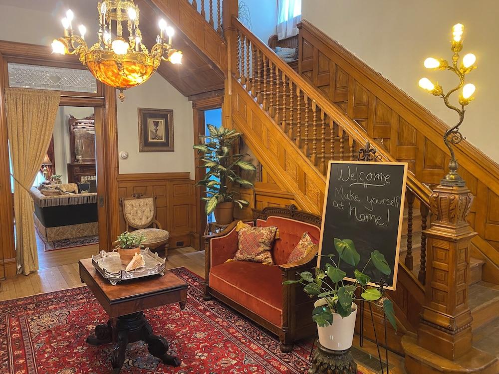 Vineyard Mansion & Carriage House Bed & Breakfast