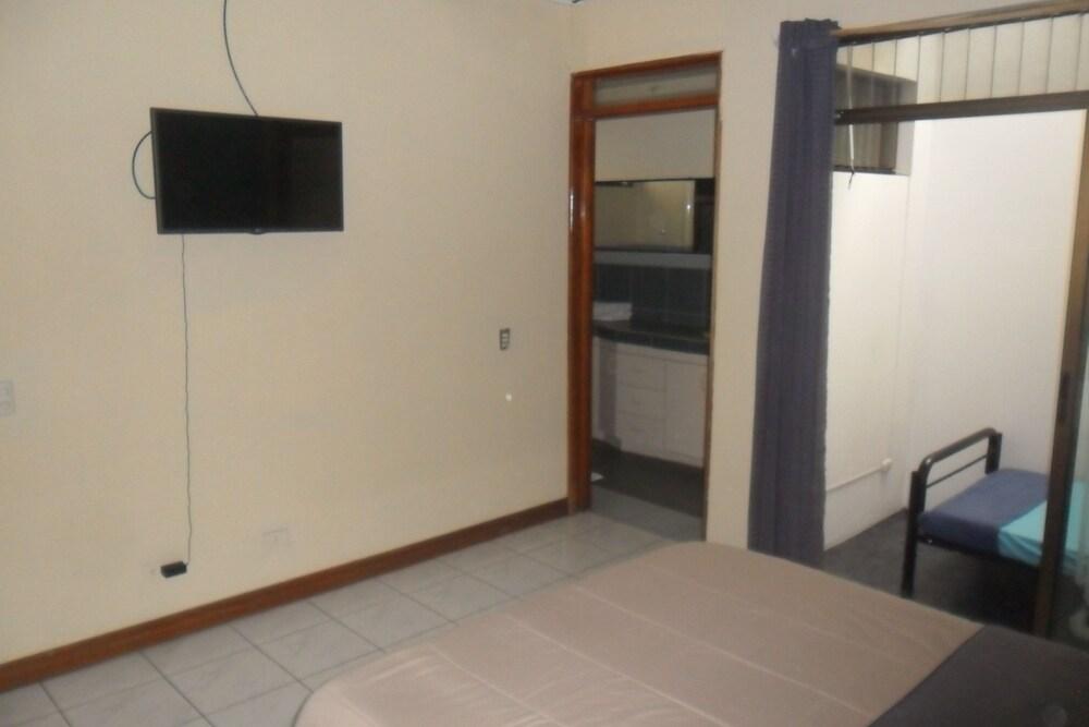 Green Country Hotel - Hostel