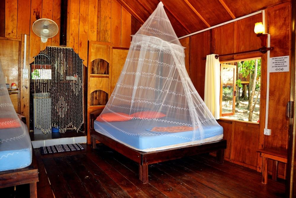 White Beach Bungalows