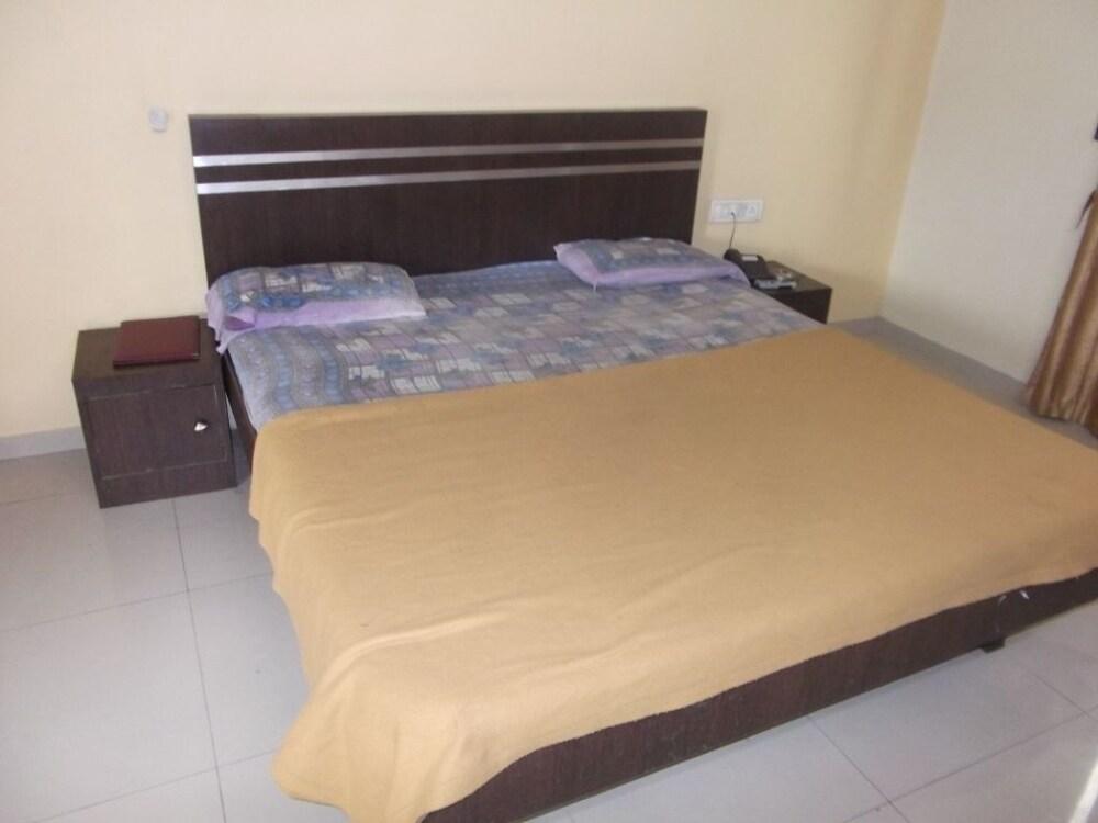 Hotel Trimurti Pride