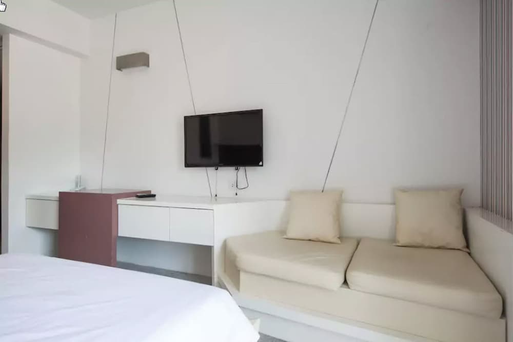 Condo Studio B at Replay E305