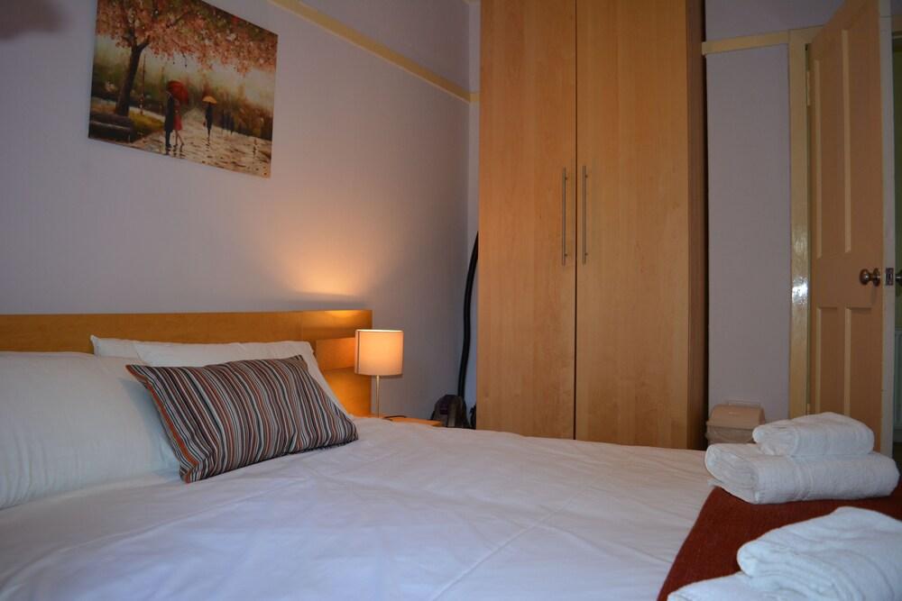 Glasgow Scotstoun Cottage Flat