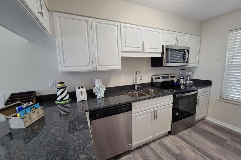 La Vista - 2 Br Condo