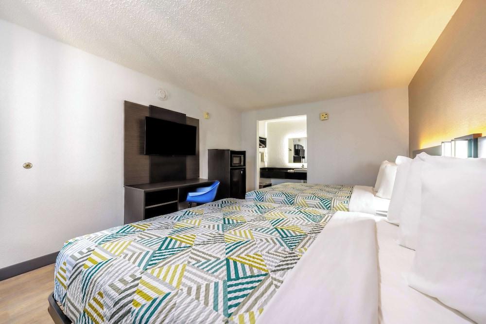 Motel 6 Fort Worth, TX - East