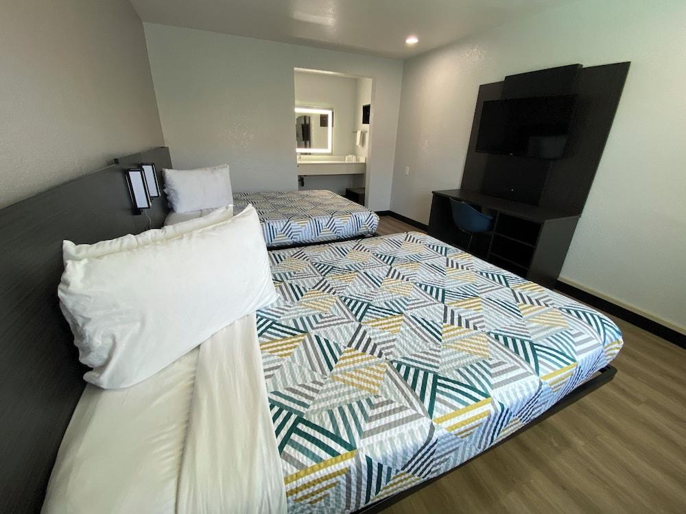 Motel 6 Costa Mesa, CA