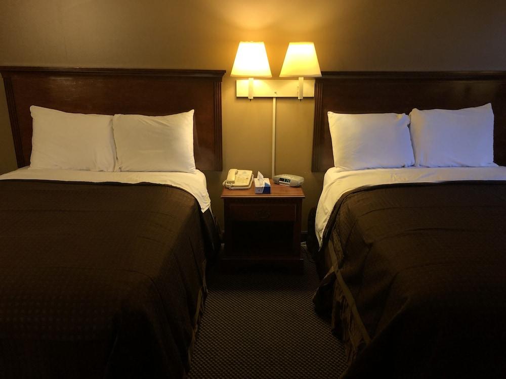 Econo Lodge Lake Mills