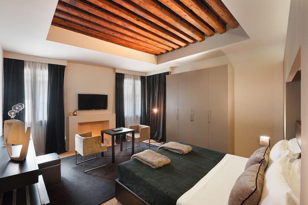 Charming House DD724