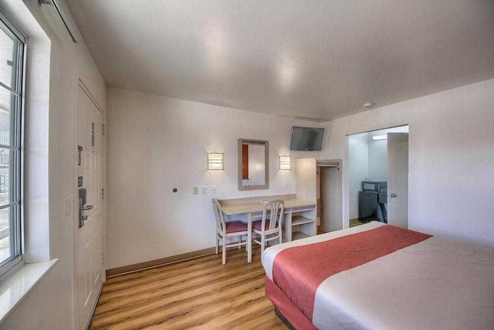 Motel 6 Kerrville, TX