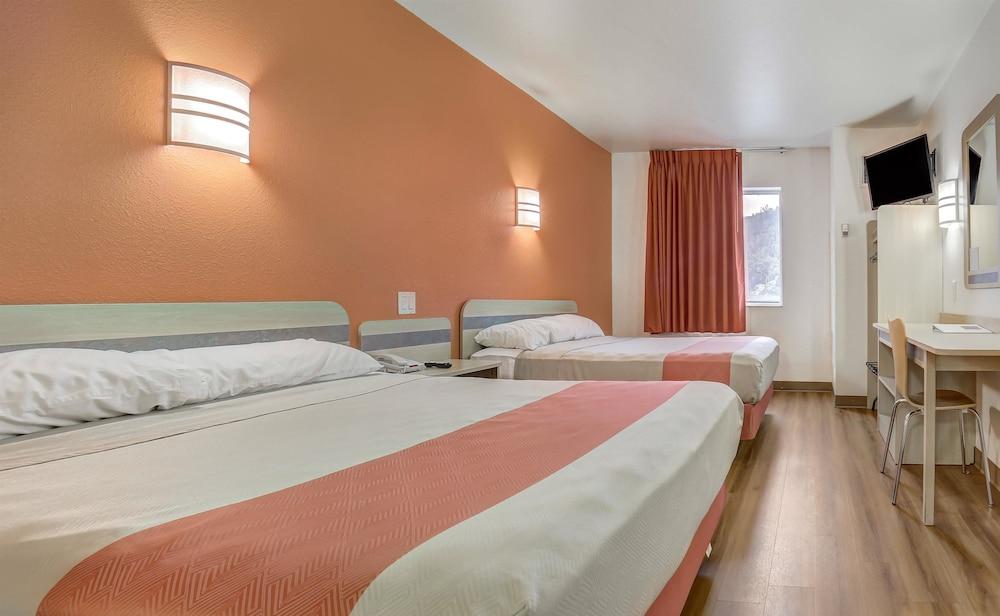 Motel 6 Roseburg, OR