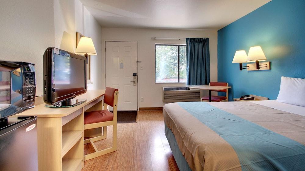 Motel 6 Des Moines, IA - North