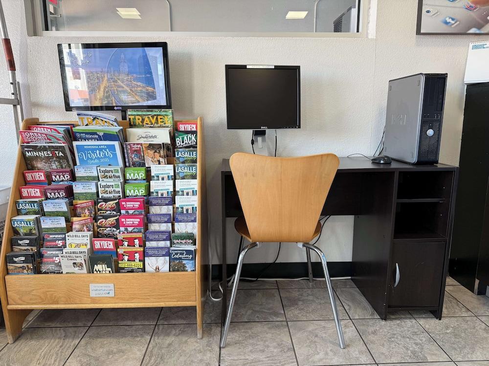 Motel 6 Joliet, IL - I-80