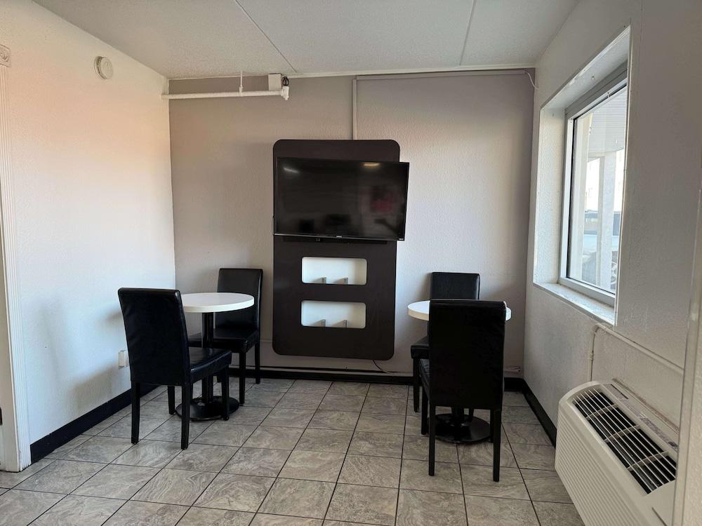 Motel 6 Joliet, IL - I-80