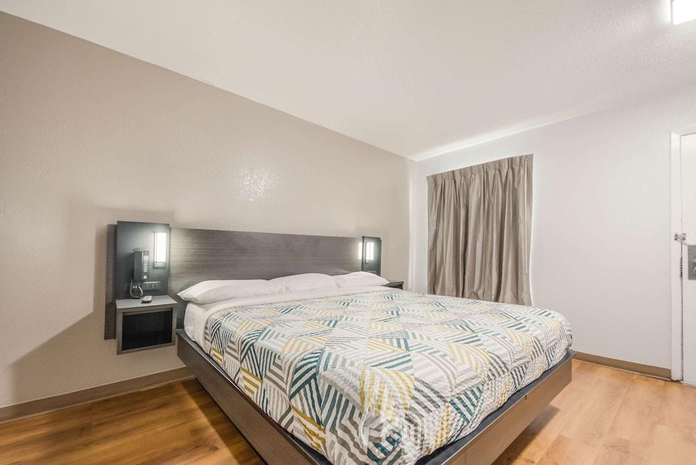 Motel 6 Laredo, TX - North I-35