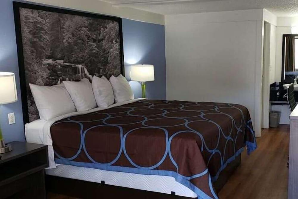 Super 8 by Wyndham Asheville/Biltmore