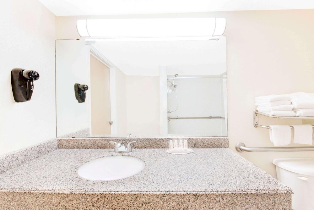 Days Inn & Suites by Wyndham Laredo