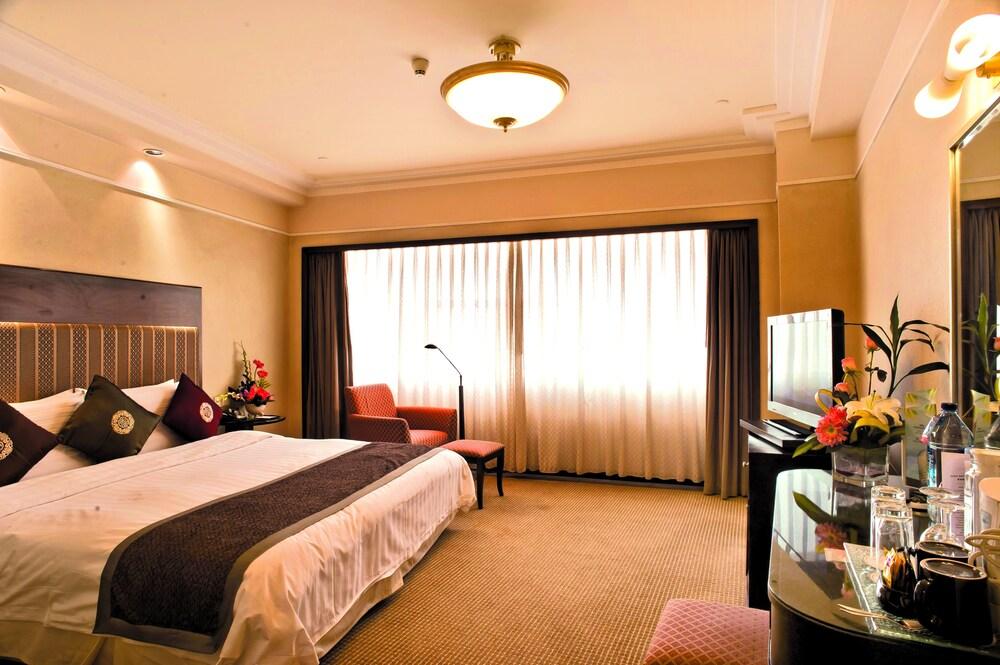 Howard Johnson Ginwa Plaza Hotel