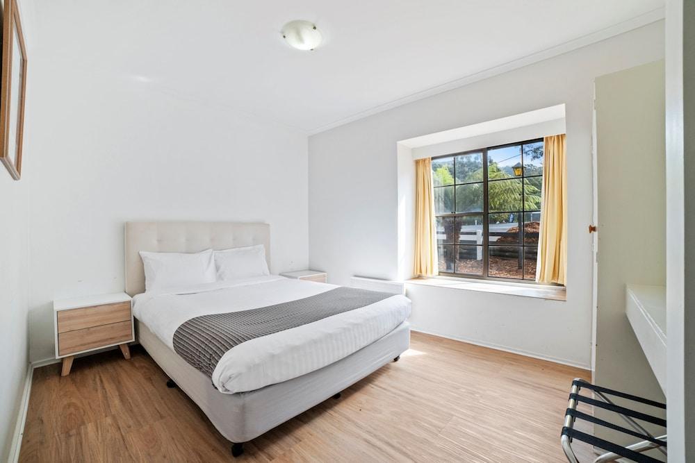 The Fox and Hounds Historic Hotel