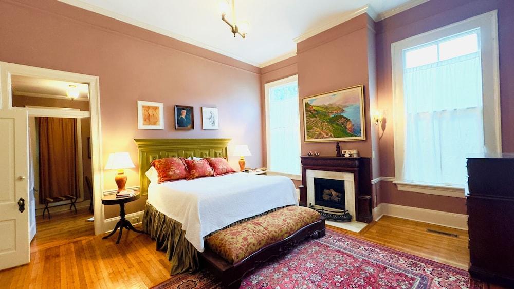 Rothschild-Pound House Inn