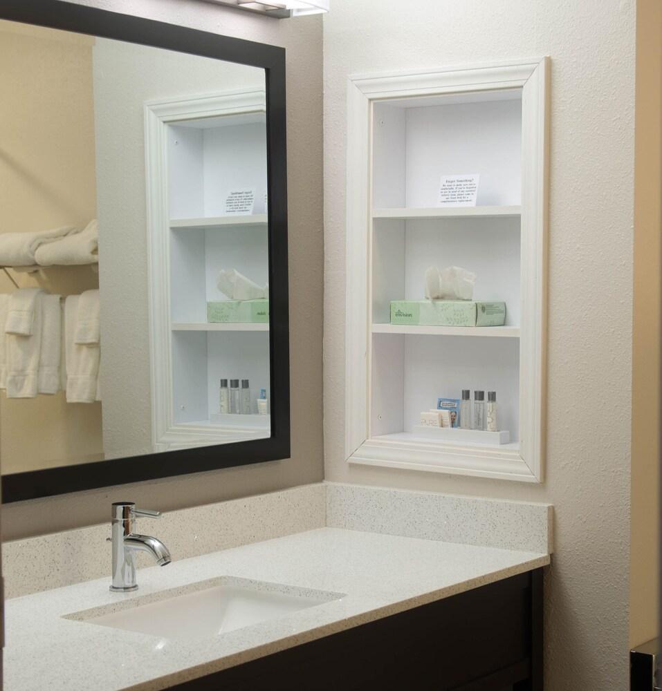 Crossroads Inn And Suites