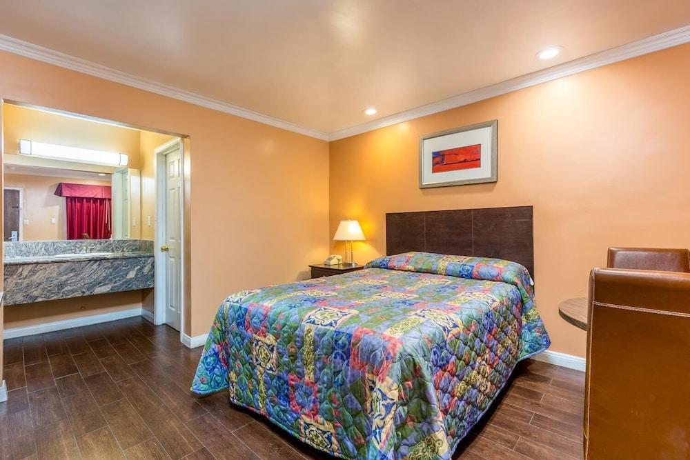 Colonial Pool and Spa Motel