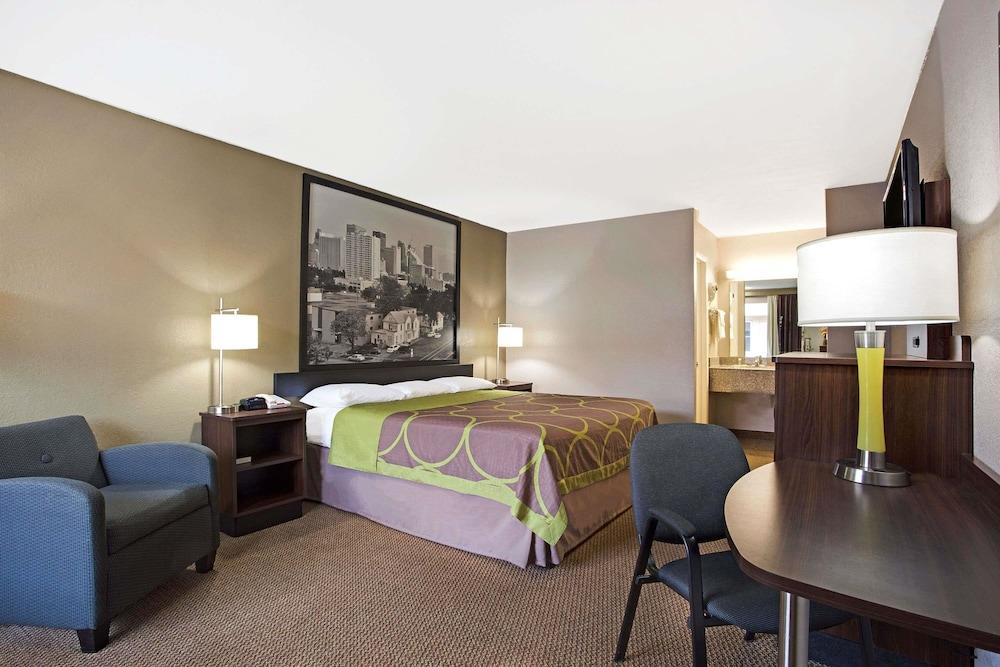 Super 8 by Wyndham Oklahoma/Frontier City