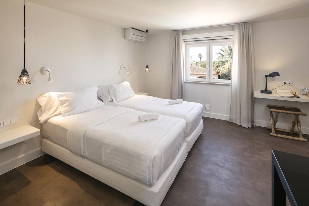 Costa D’Oiro Ambiance Village