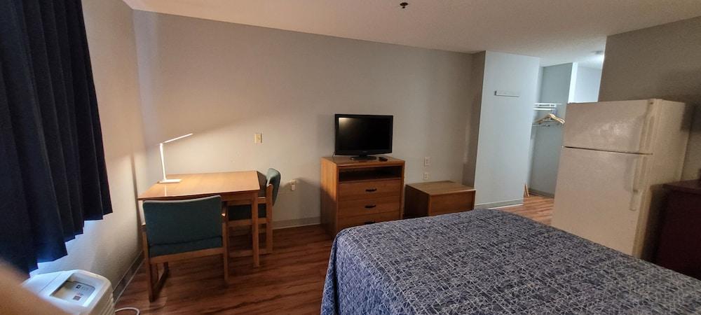 Days Inn & Suites by Wyndham Williamsburg IA North