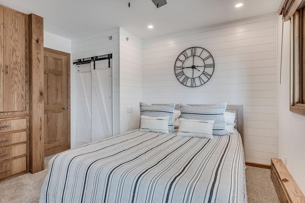 Laurelwood Condominiums