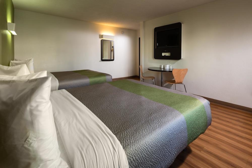 Motel 6 Canoga Park, CA