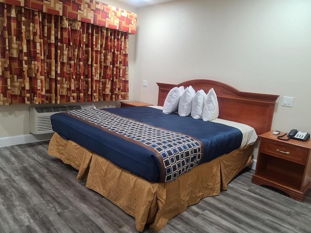 Majestic Inn And Suites